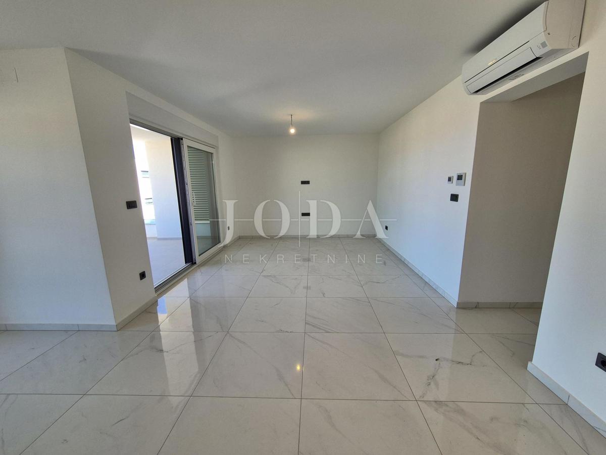 Malinska, prostoren apartma z bazenom - novogradnja