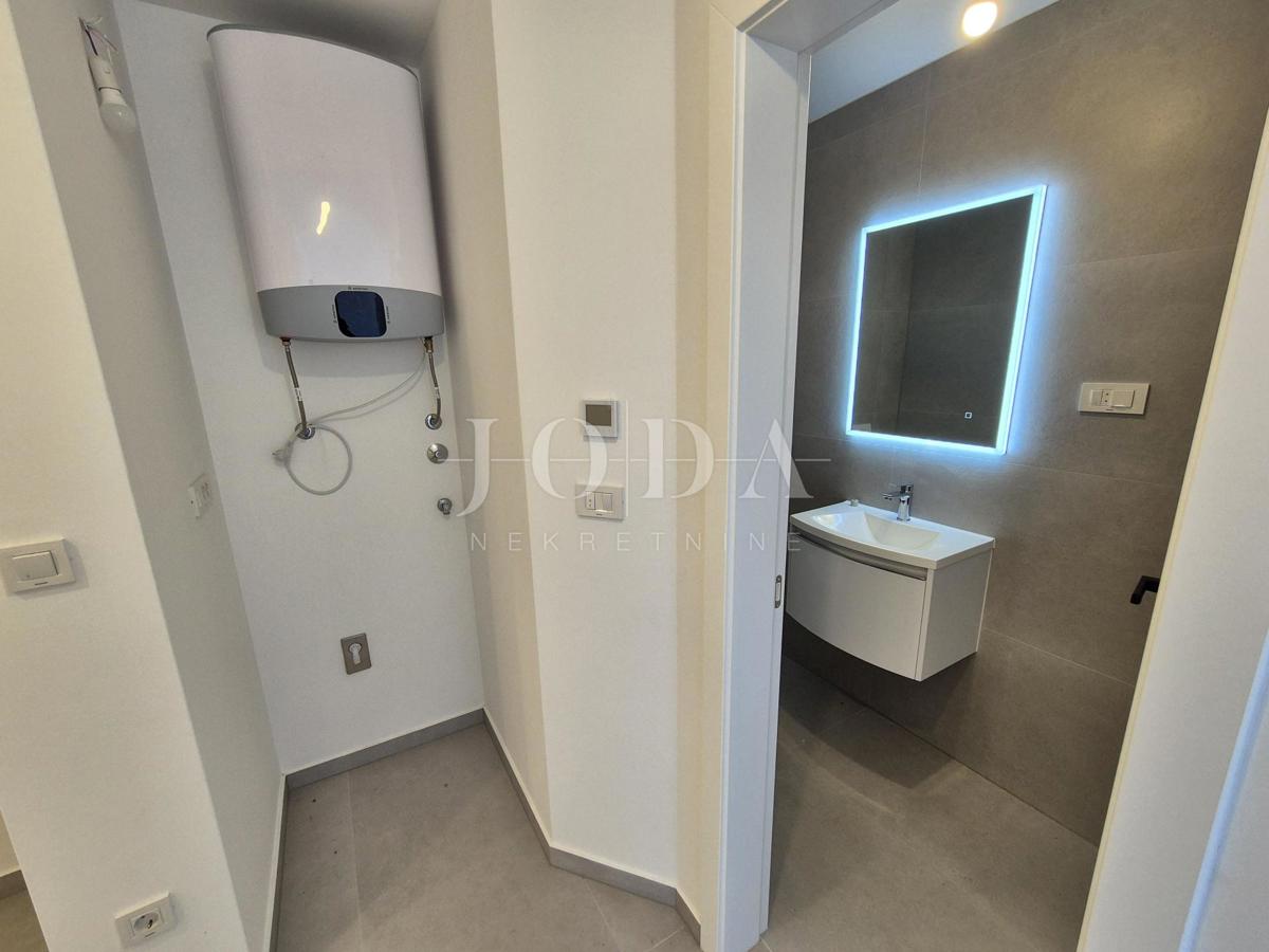 Malinska, prostoren apartma z bazenom - novogradnja