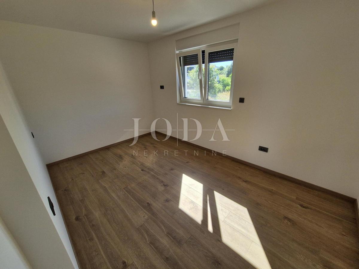 Malinska, prostoren apartma z bazenom - novogradnja