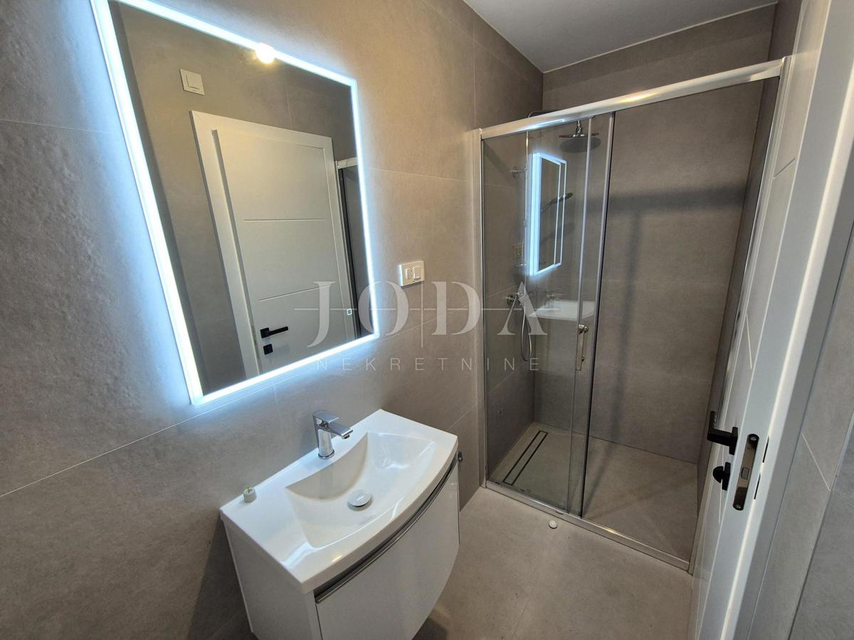 Malinska, prostoren apartma z bazenom - novogradnja