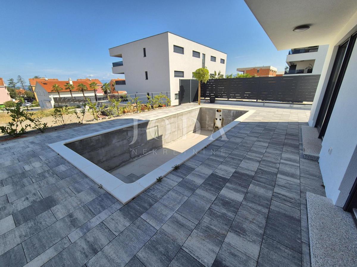 Malinska, prostoren apartma z bazenom - novogradnja