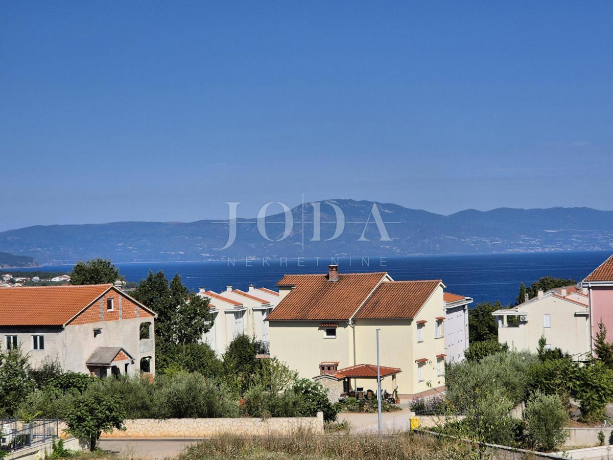 Malinska, prostoren apartma z bazenom - novogradnja