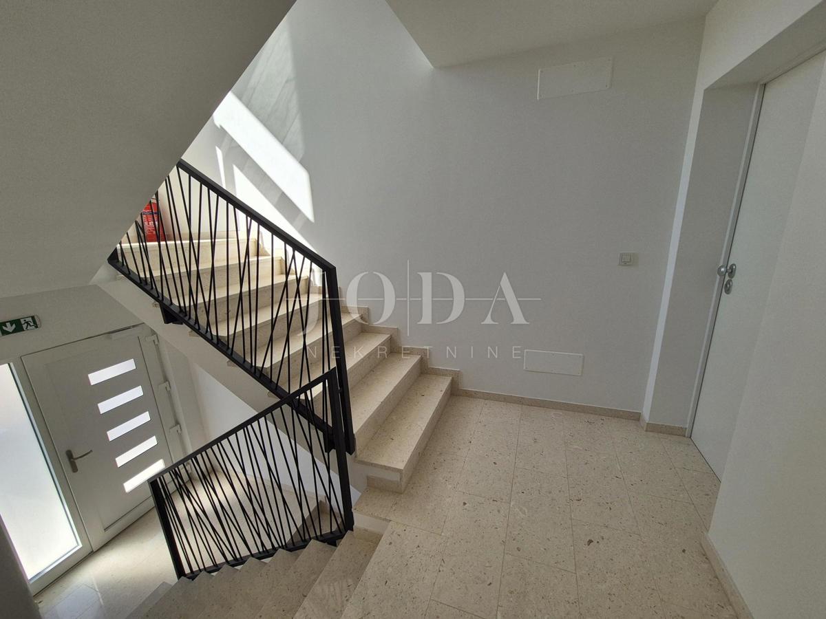 Malinska, prostoren apartma z bazenom - novogradnja