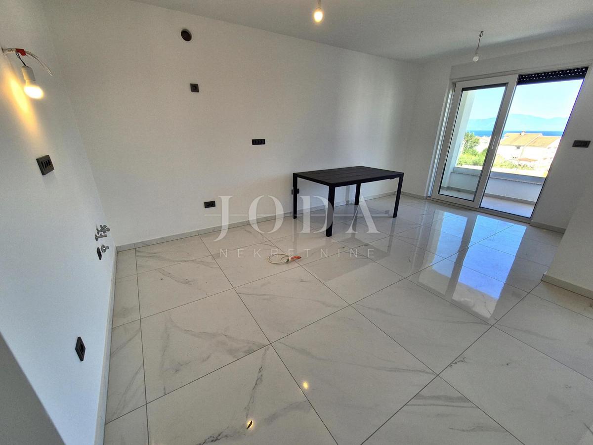 Malinska, prostoren apartma z bazenom - novogradnja