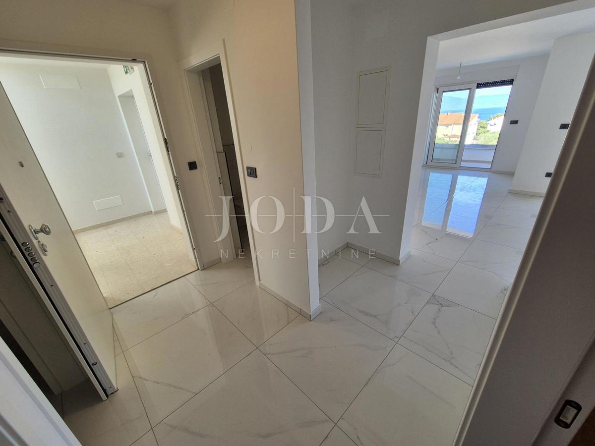 Malinska, prostoren apartma z bazenom - novogradnja