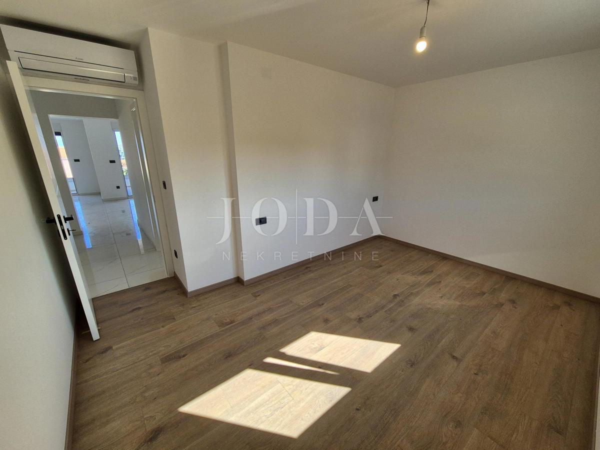 Malinska, prostoren apartma z bazenom - novogradnja