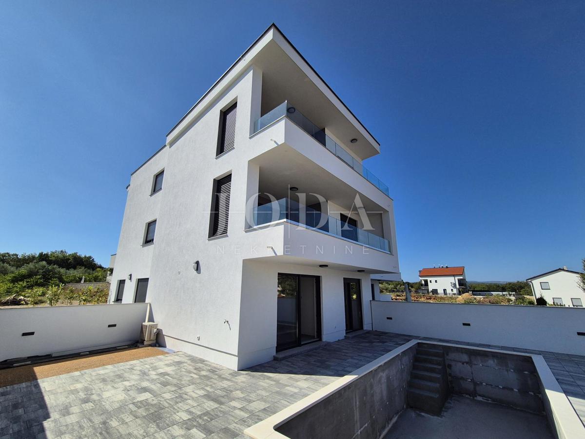 Malinska, prostoren apartma z bazenom - novogradnja