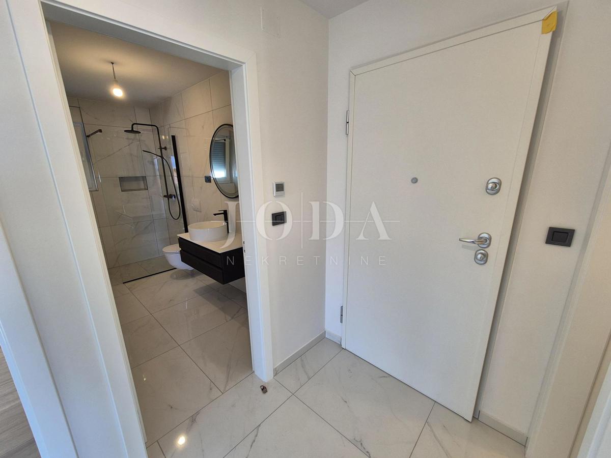 Malinska, prostoren apartma z bazenom - novogradnja
