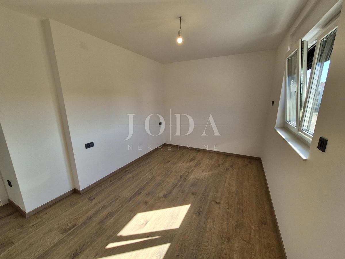 Malinska, prostoren apartma z bazenom - novogradnja