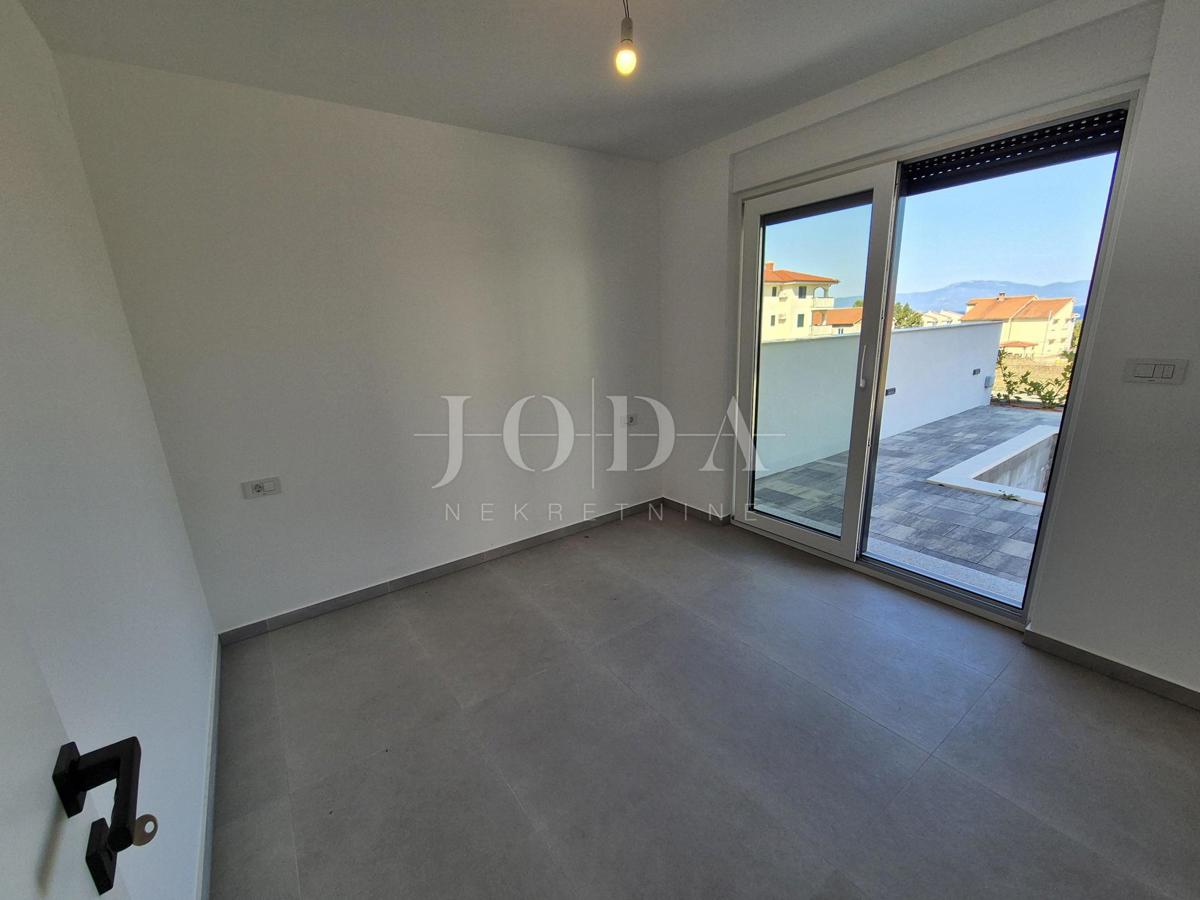 Malinska, prostoren apartma z bazenom - novogradnja