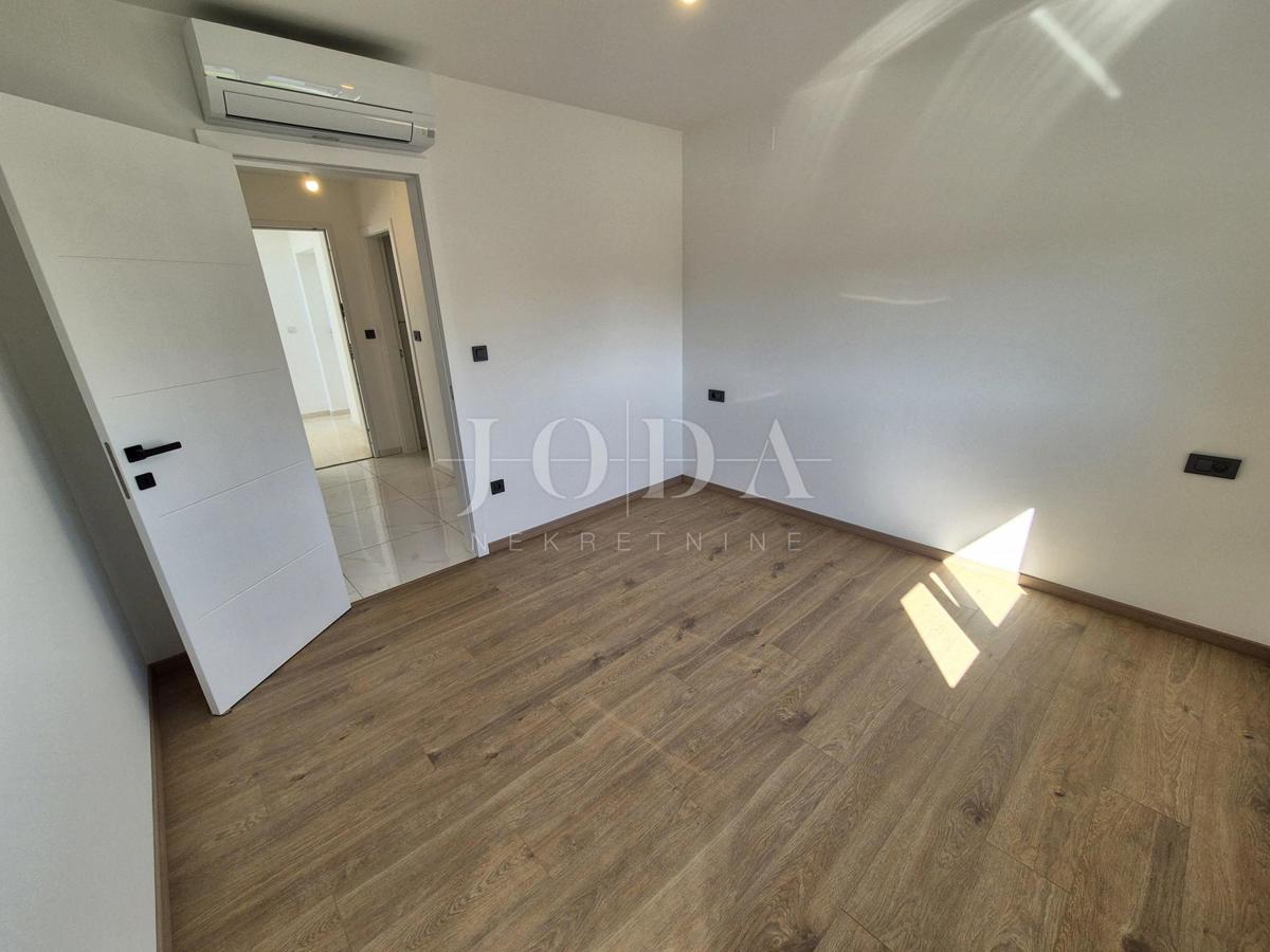 Malinska, prostoren apartma z bazenom - novogradnja