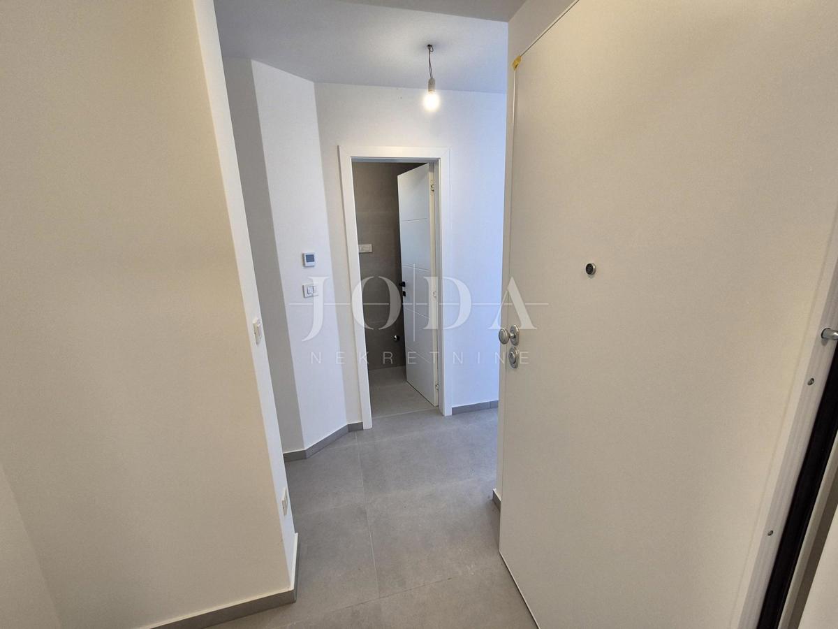 Malinska, prostoren apartma z bazenom - novogradnja