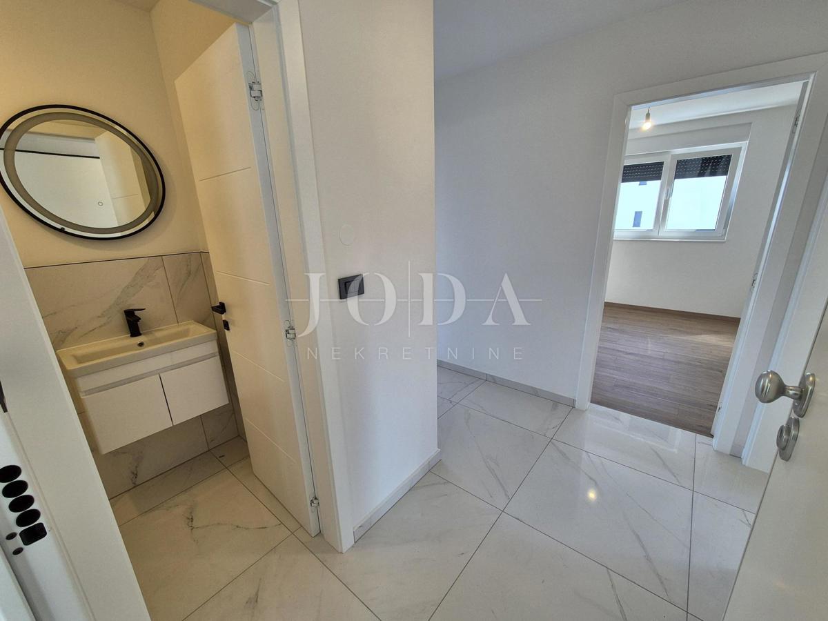 Malinska, prostoren apartma z bazenom - novogradnja