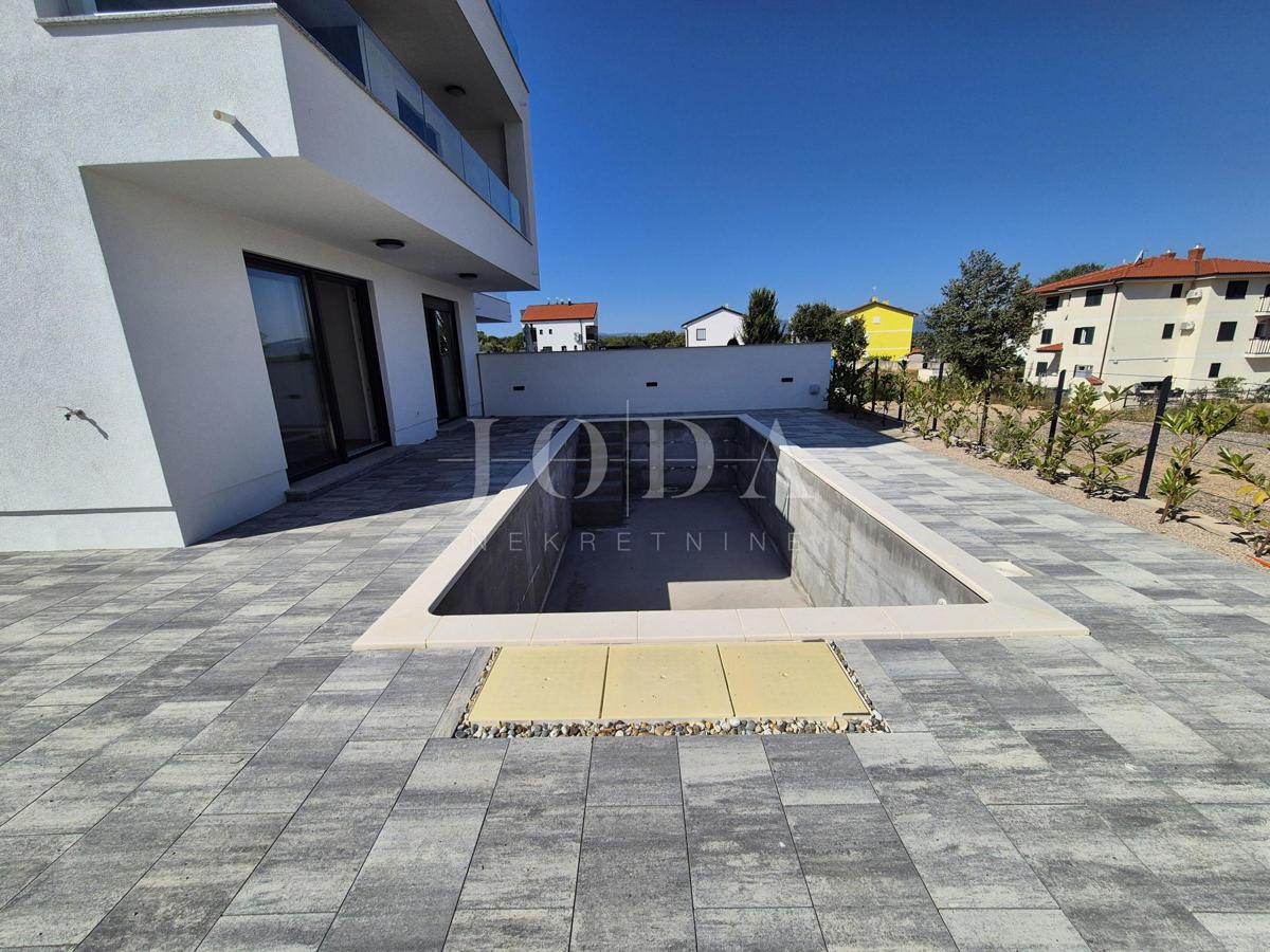 Malinska, prostoren apartma z bazenom - novogradnja