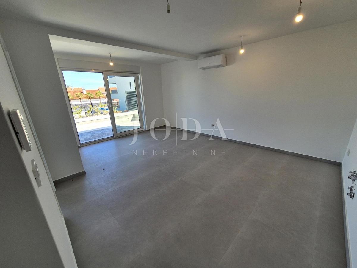 Malinska, prostoren apartma z bazenom - novogradnja