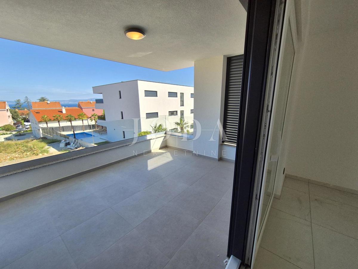 Malinska, prostoren apartma z bazenom - novogradnja