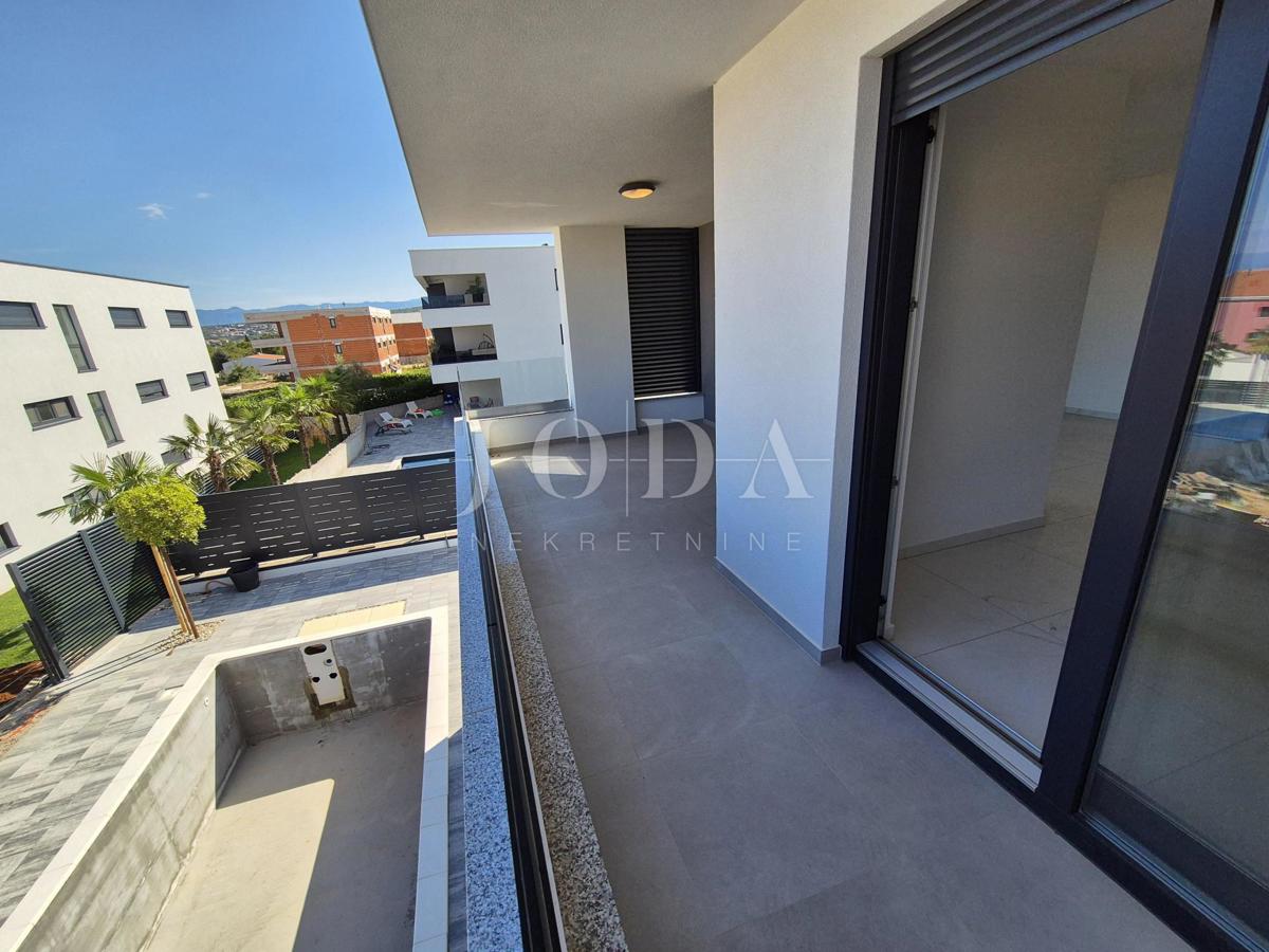Malinska, prostoren apartma z bazenom - novogradnja