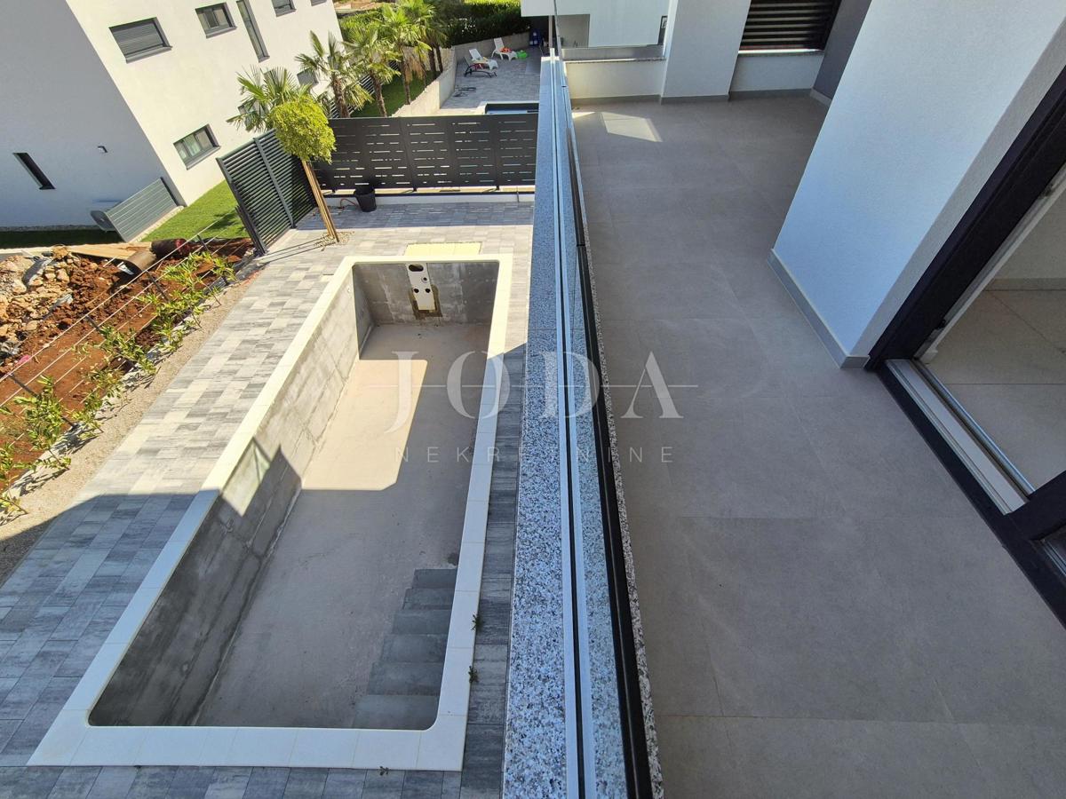 Malinska, prostoren apartma z bazenom - novogradnja