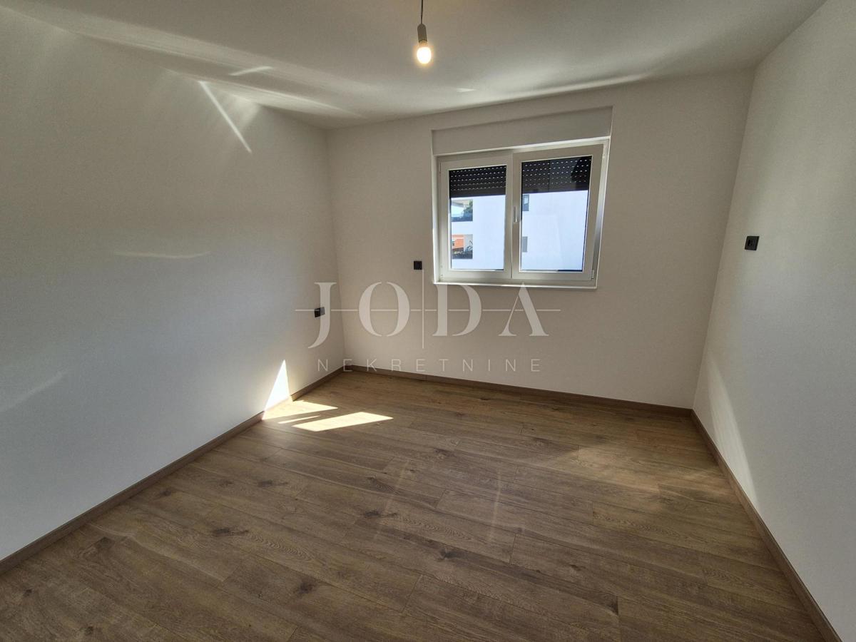 Malinska, prostoren apartma z bazenom - novogradnja