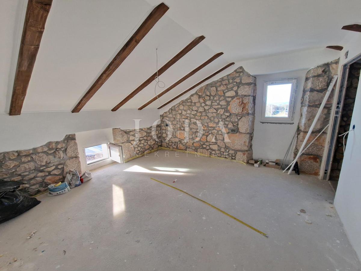 Lepa kamnita hiša dvojček z bazenom, v bližini Dobrinj