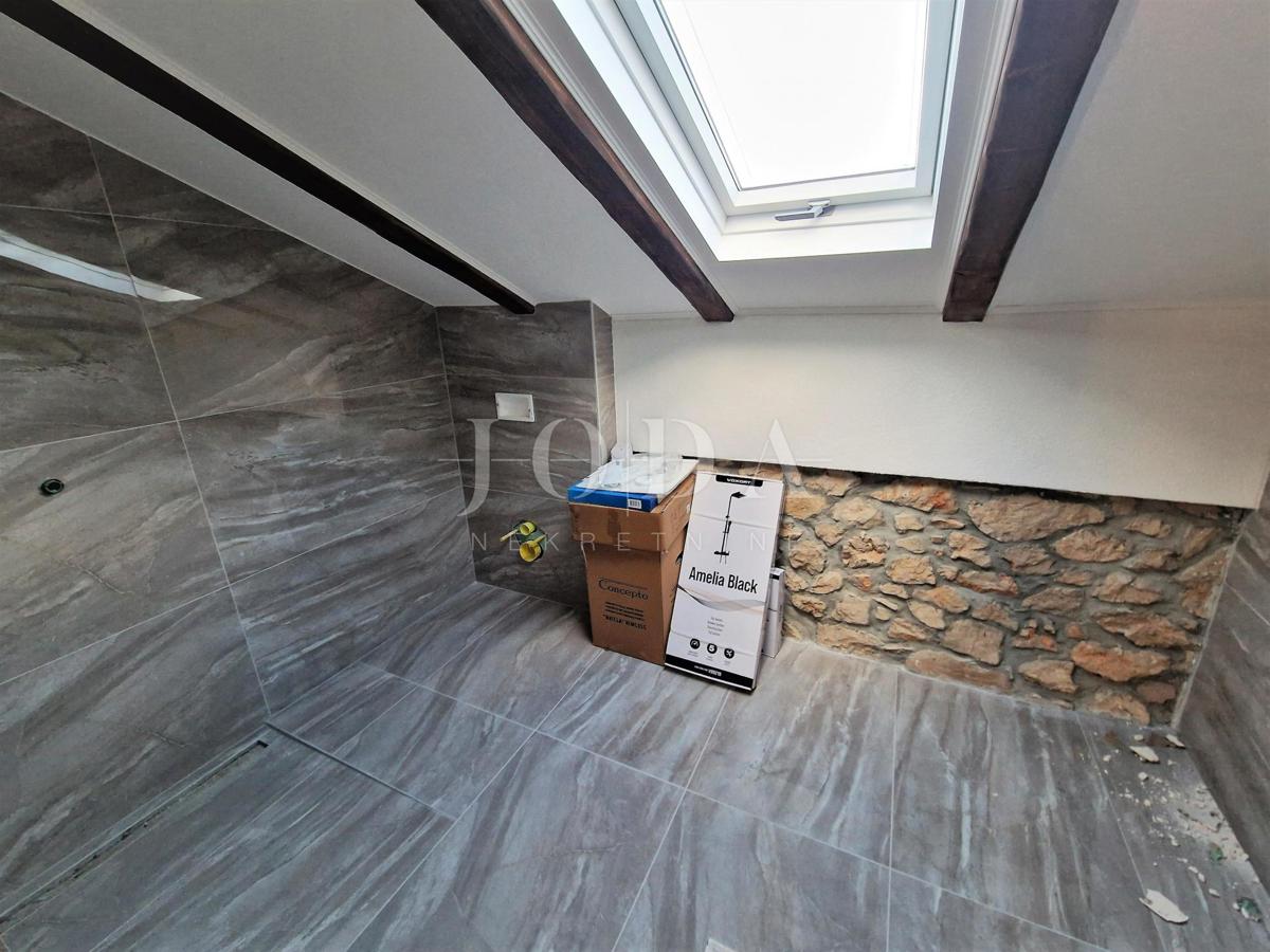 Lepa kamnita hiša dvojček z bazenom, v bližini Dobrinj