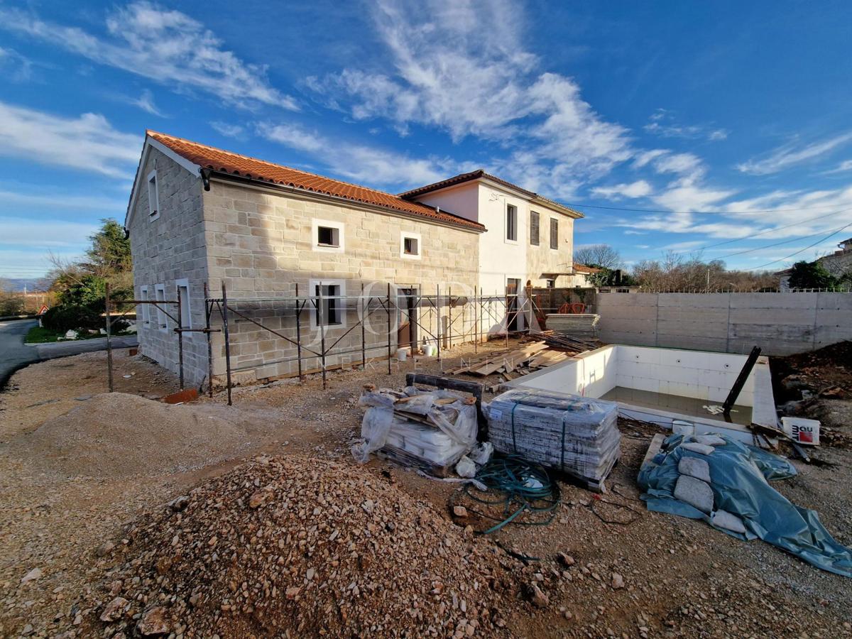 Lepa kamnita hiša dvojček z bazenom, v bližini Dobrinj