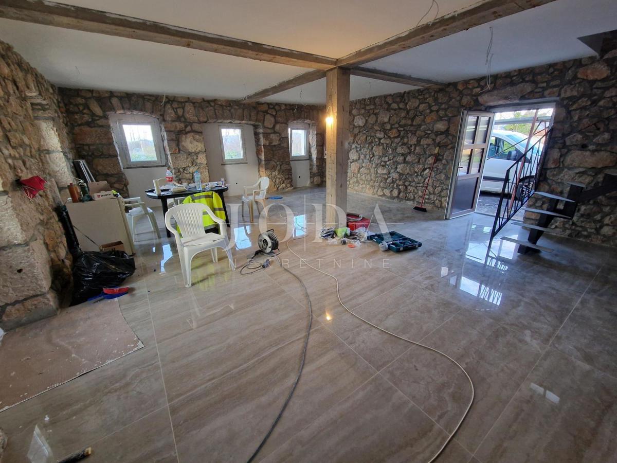 Lepa kamnita hiša dvojček z bazenom, v bližini Dobrinj