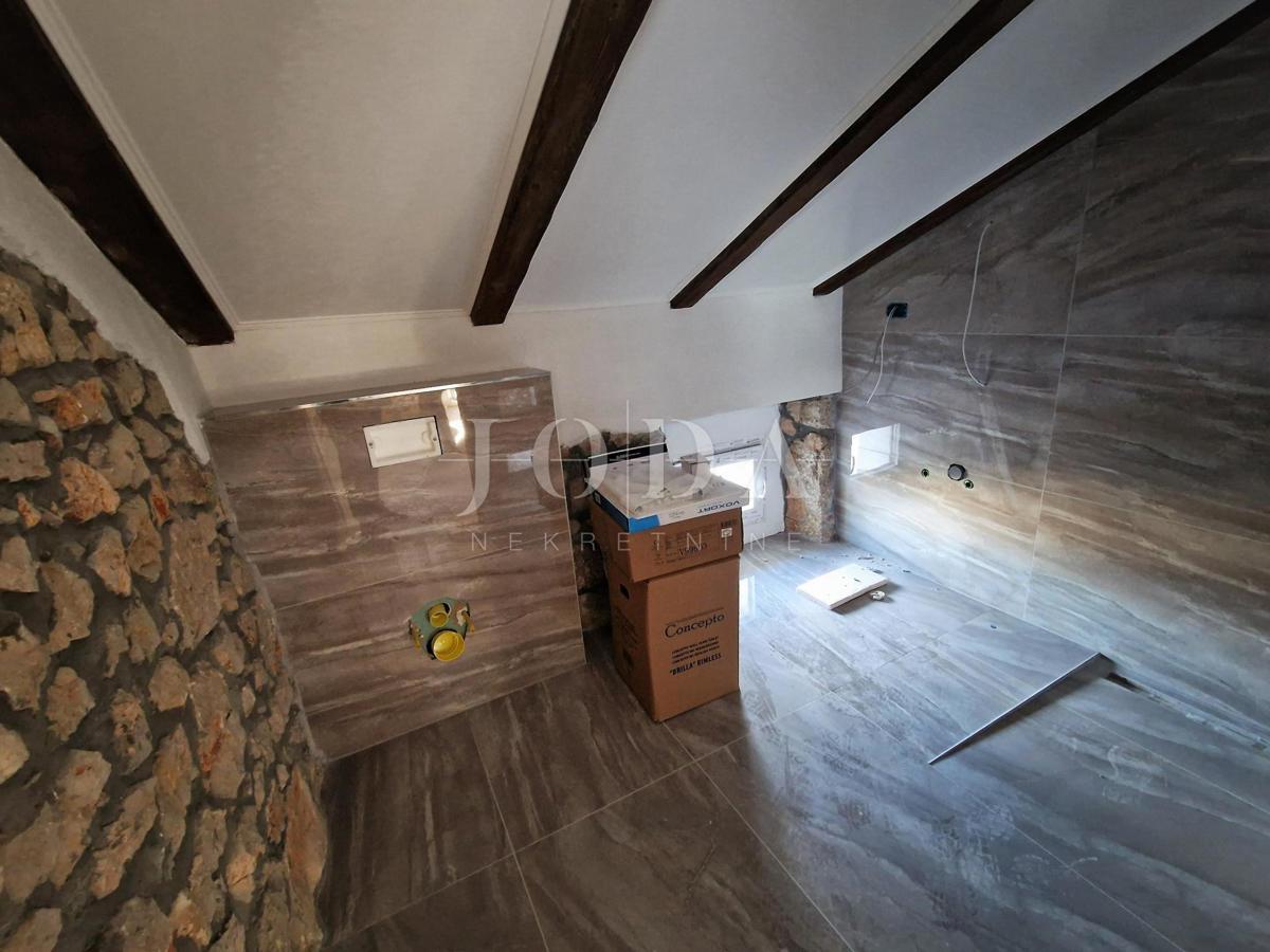 Lepa kamnita hiša dvojček z bazenom, v bližini Dobrinj