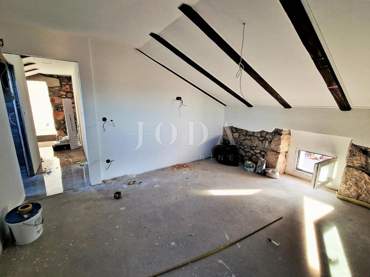 Lepa kamnita hiša dvojček z bazenom, v bližini Dobrinj