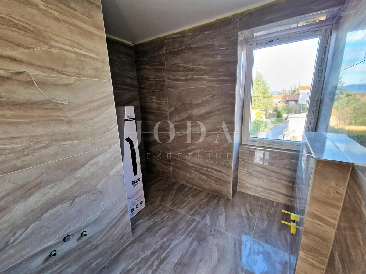 Lepa kamnita hiša dvojček z bazenom, v bližini Dobrinj