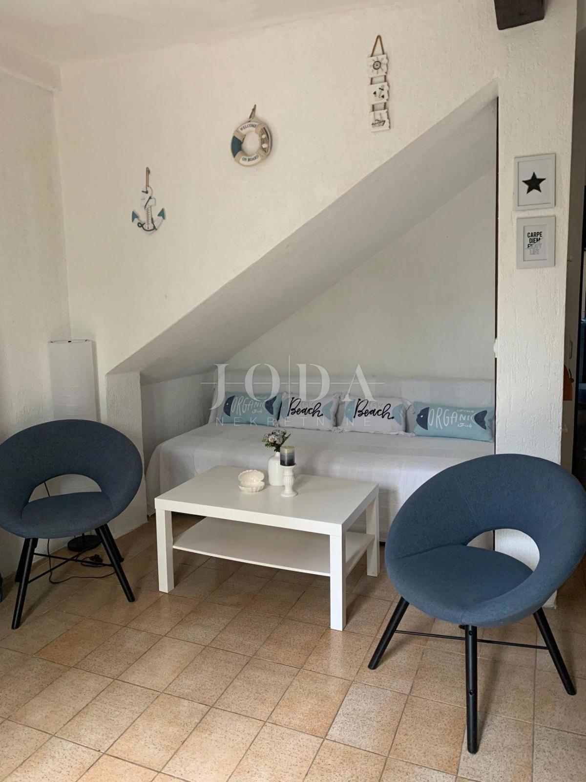 Samostojna družinska hiša z velikim vrtom, otok Krk