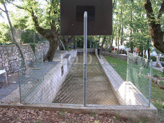 Samostojna družinska hiša z velikim vrtom, otok Krk