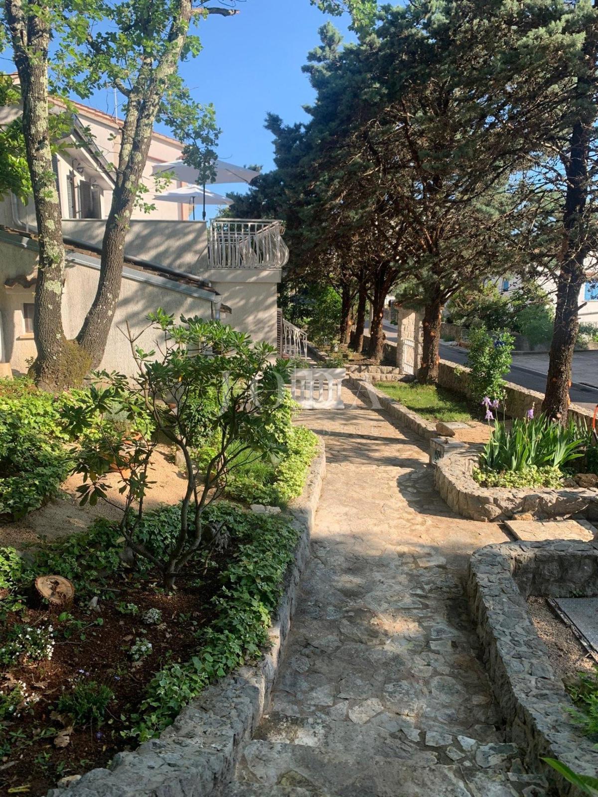 Samostojna družinska hiša z velikim vrtom, otok Krk