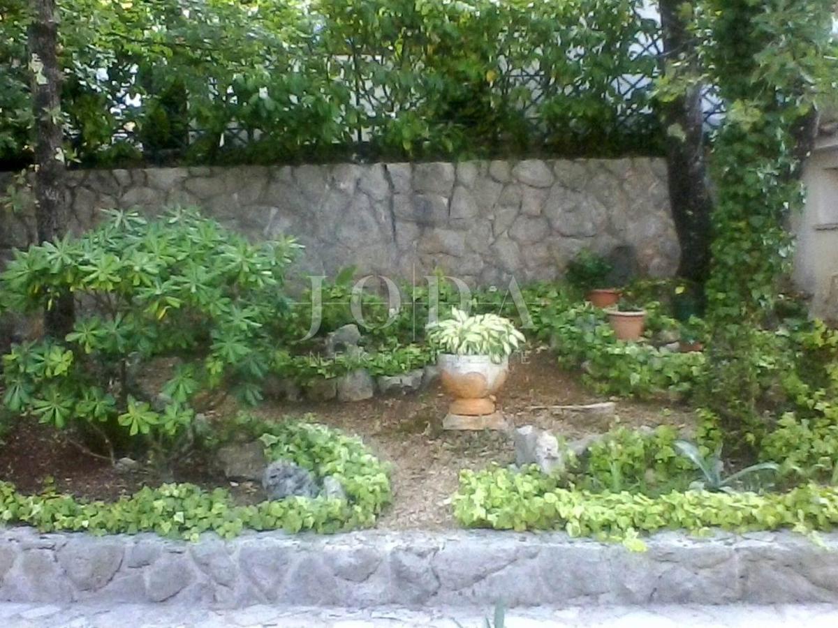 Samostojna družinska hiša z velikim vrtom, otok Krk