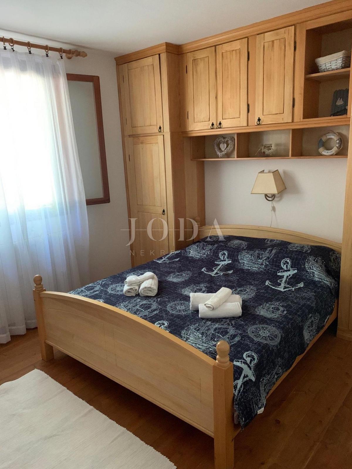 Samostojna družinska hiša z velikim vrtom, otok Krk