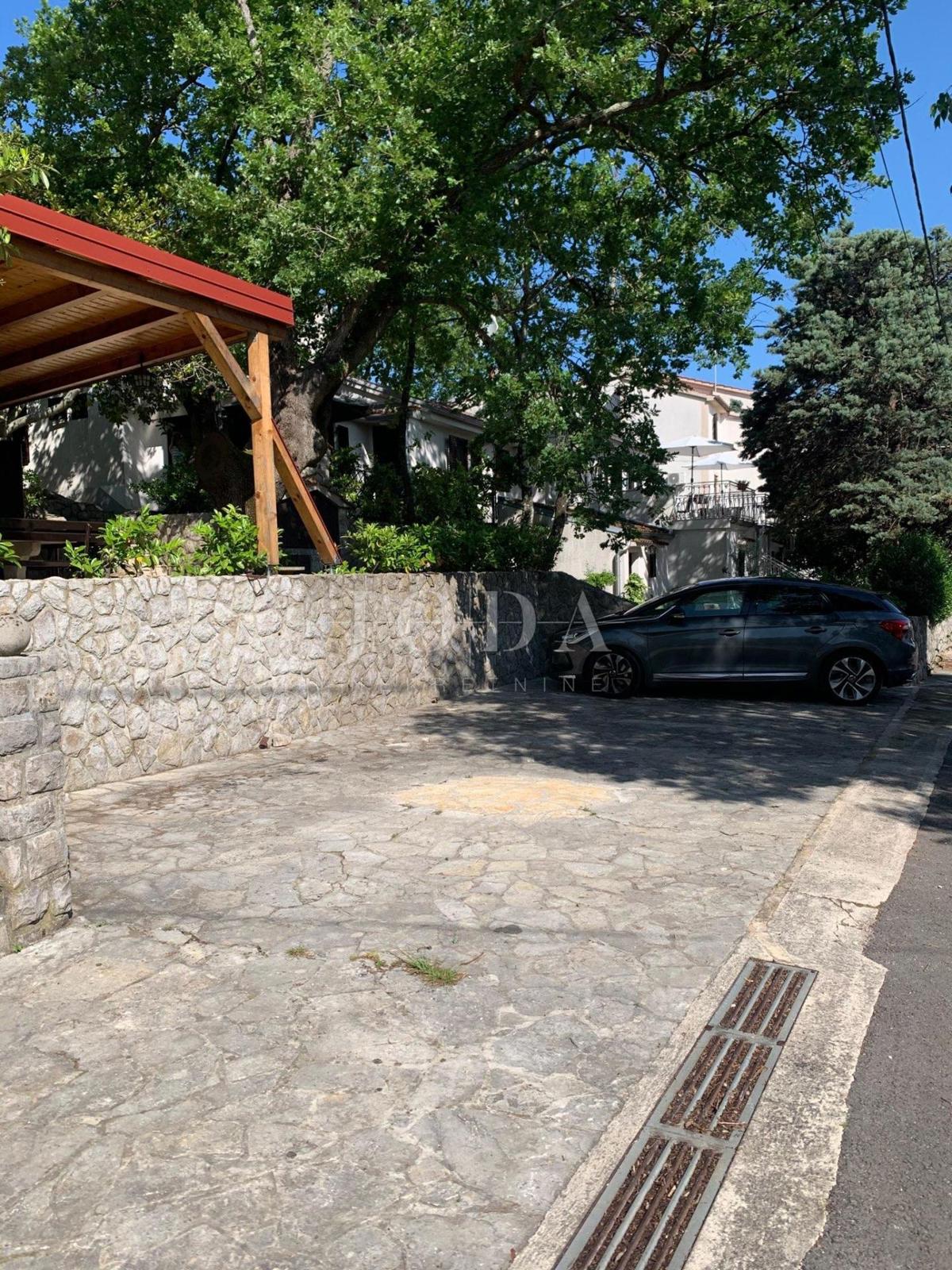 Samostojna družinska hiša z velikim vrtom, otok Krk