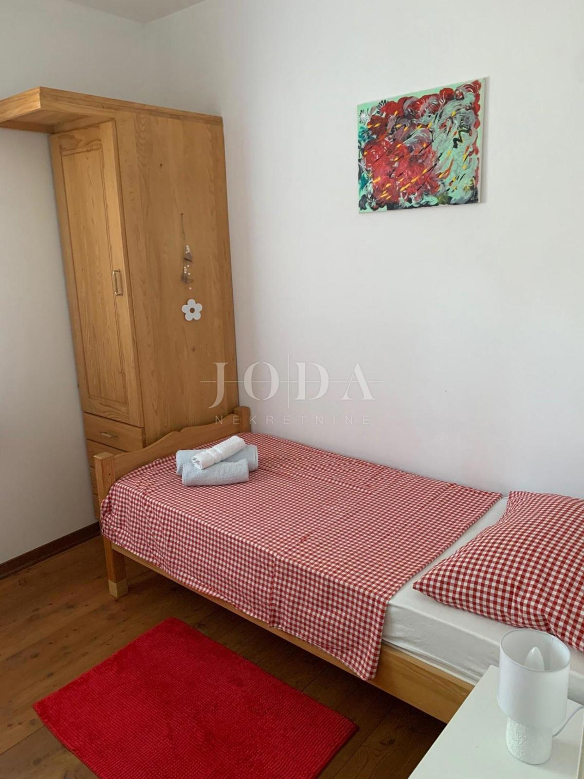 Samostojna družinska hiša z velikim vrtom, otok Krk