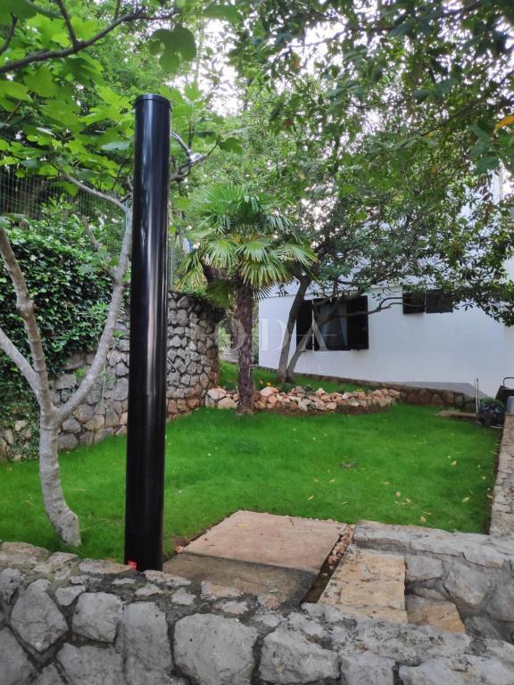 Samostojna družinska hiša z velikim vrtom, otok Krk