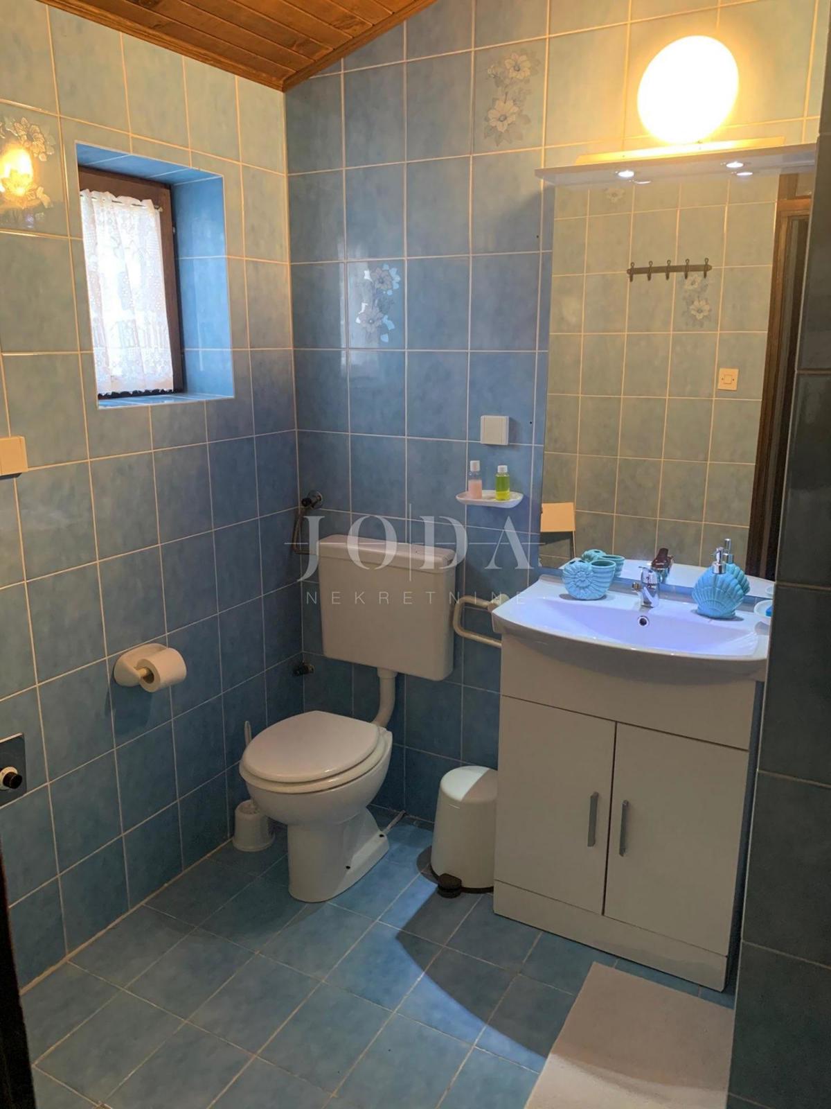 Samostojna družinska hiša z velikim vrtom, otok Krk
