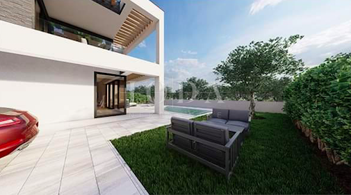 Hiša z bazenom na mirni lokaciji v Malinska