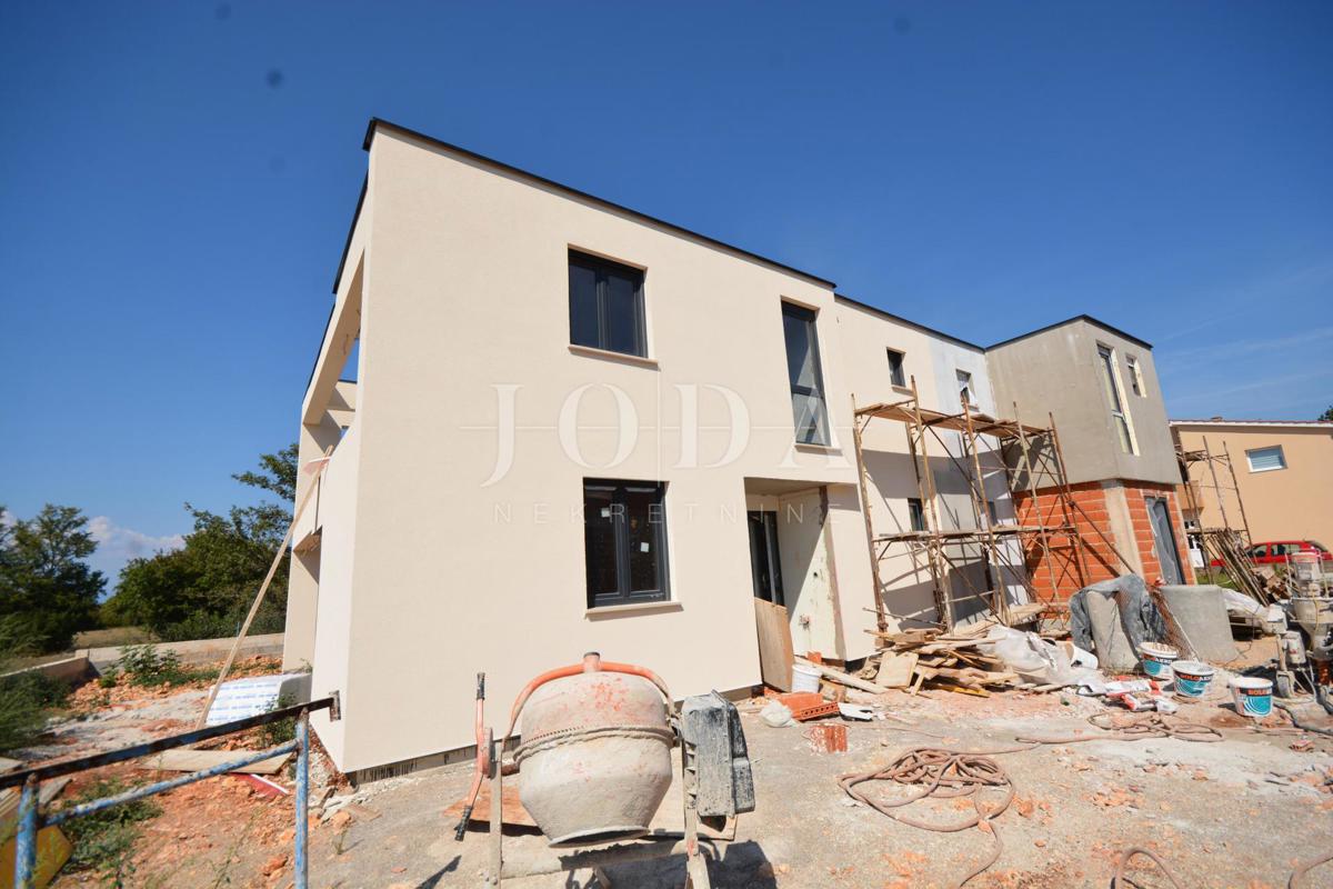 Hiša z bazenom na mirni lokaciji v Malinska