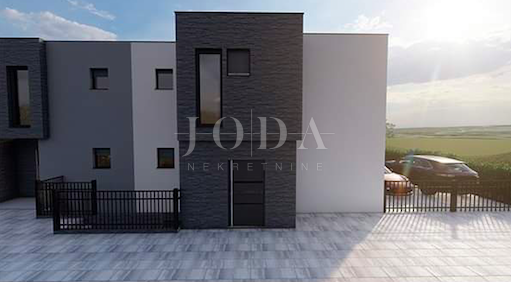 Hiša z bazenom na mirni lokaciji v Malinska