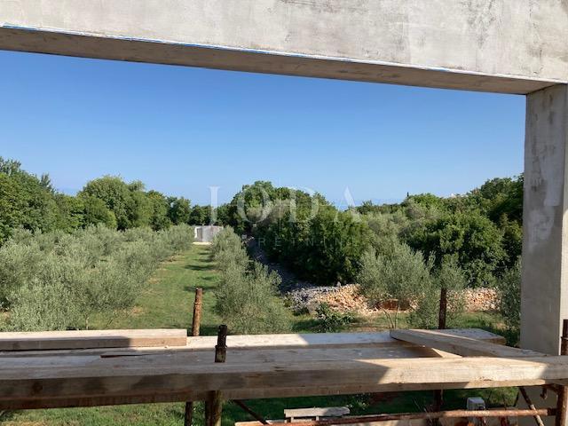 Hiša z bazenom na mirni lokaciji v Malinska