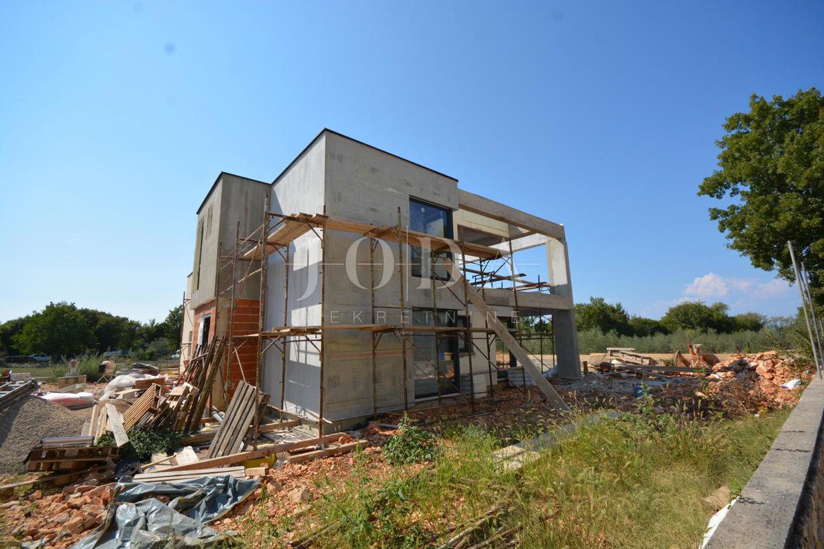 Hiša z bazenom na mirni lokaciji v Malinska