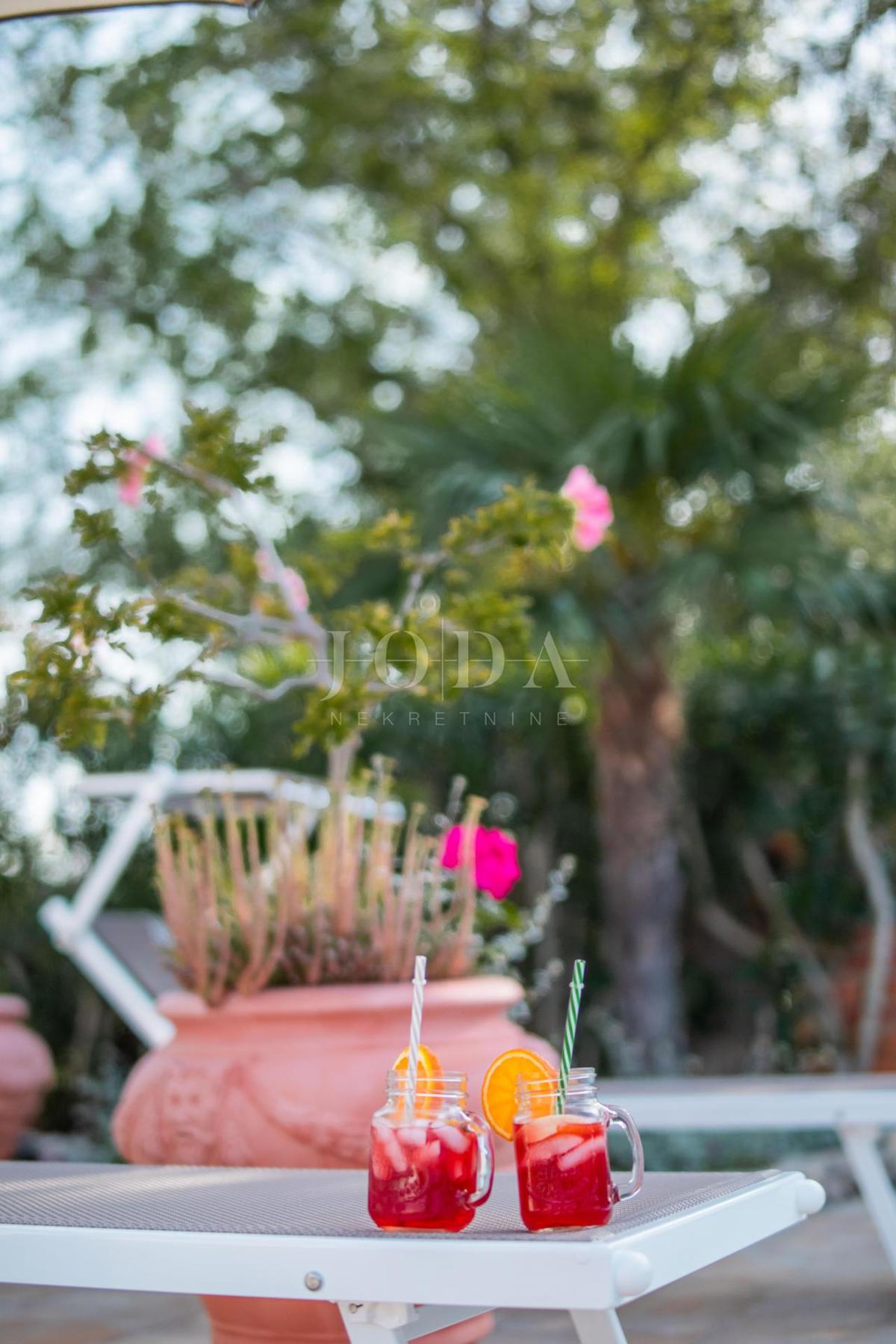 Hiša na odlični lokaciji le 50 m od morja - zaliv Soline