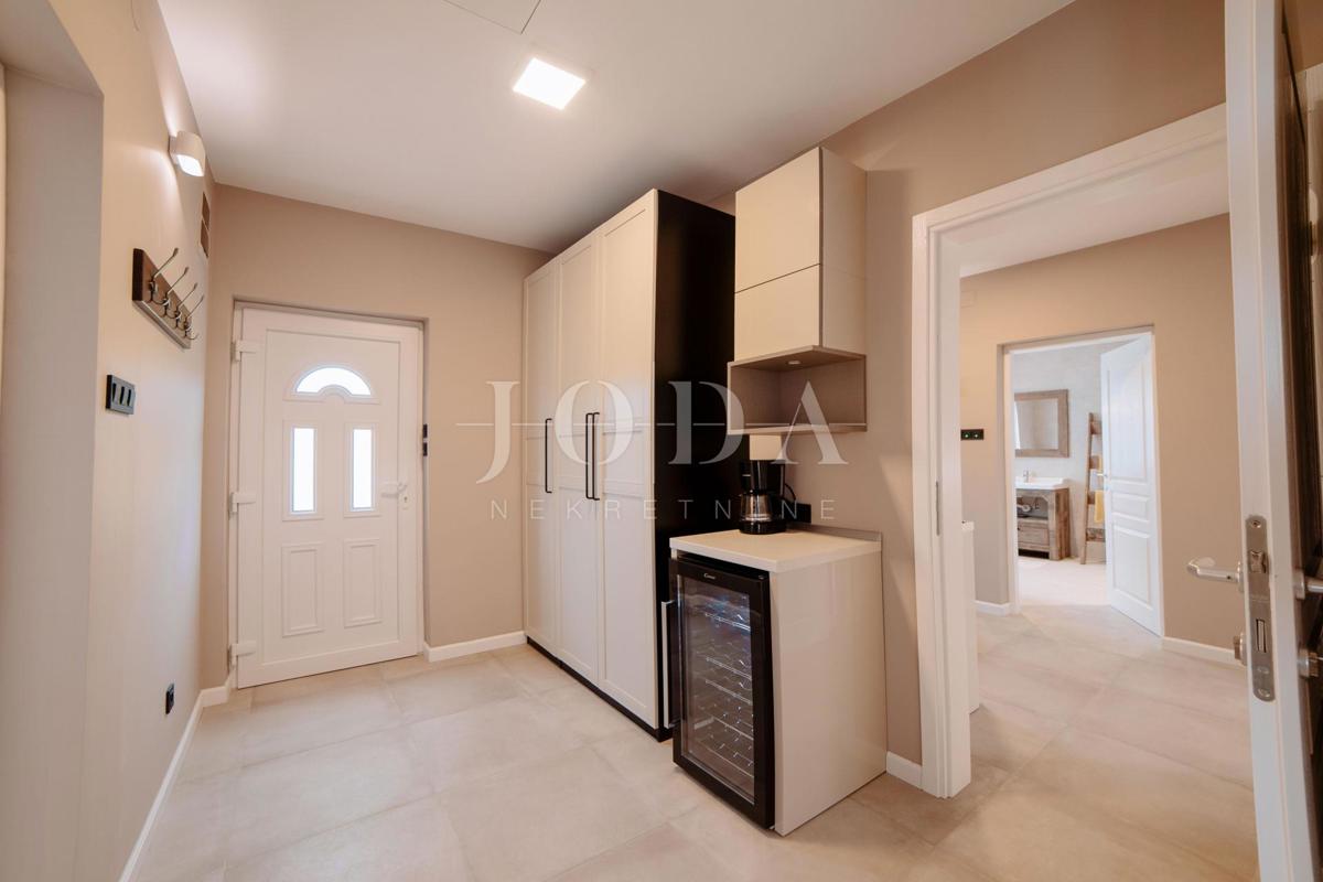 Hiša na odlični lokaciji le 50 m od morja - zaliv Soline