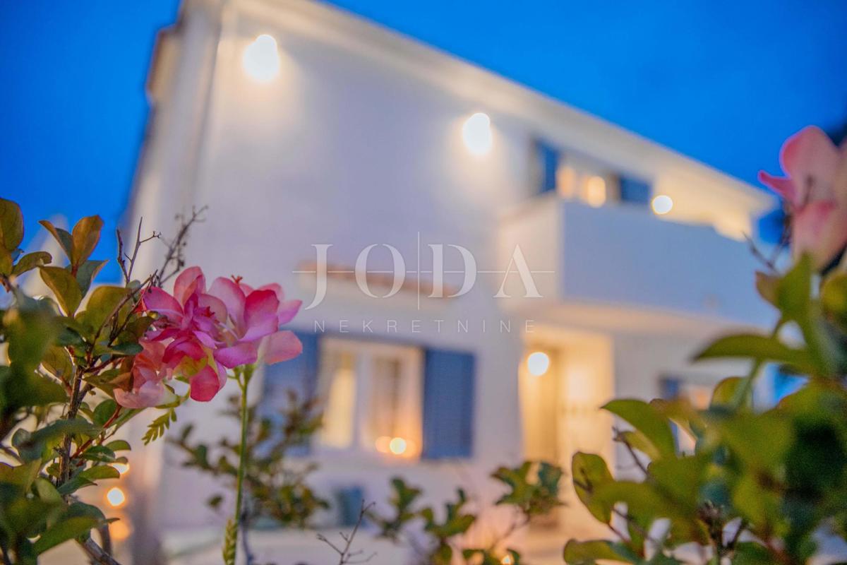 Hiša na odlični lokaciji le 50 m od morja - zaliv Soline