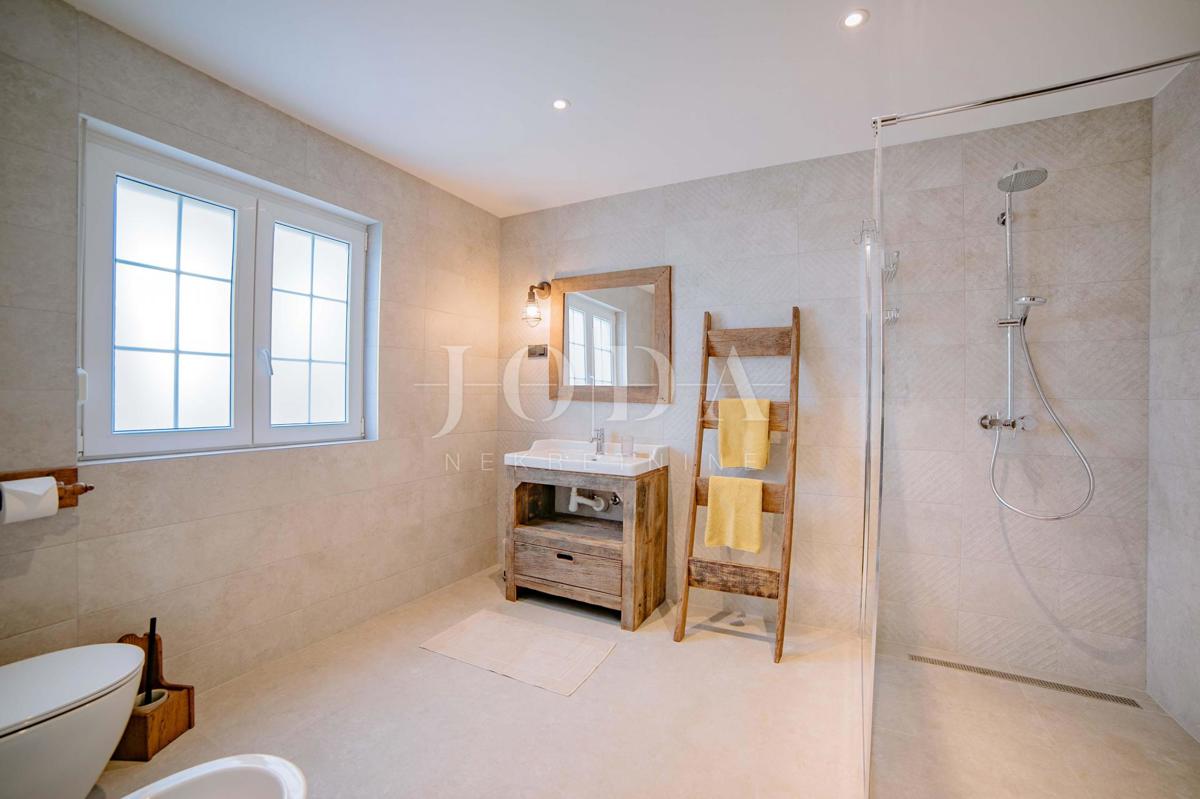 Hiša na odlični lokaciji le 50 m od morja - zaliv Soline