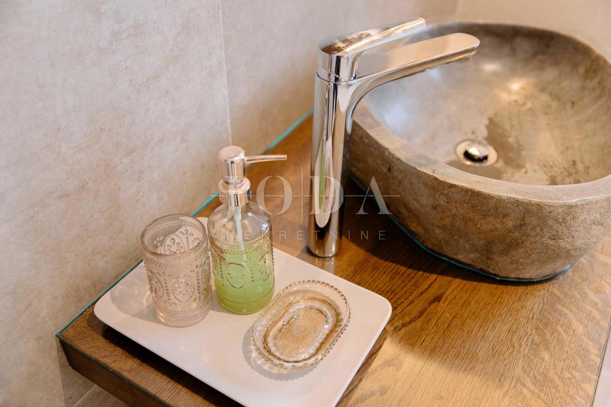 Hiša na odlični lokaciji le 50 m od morja - zaliv Soline