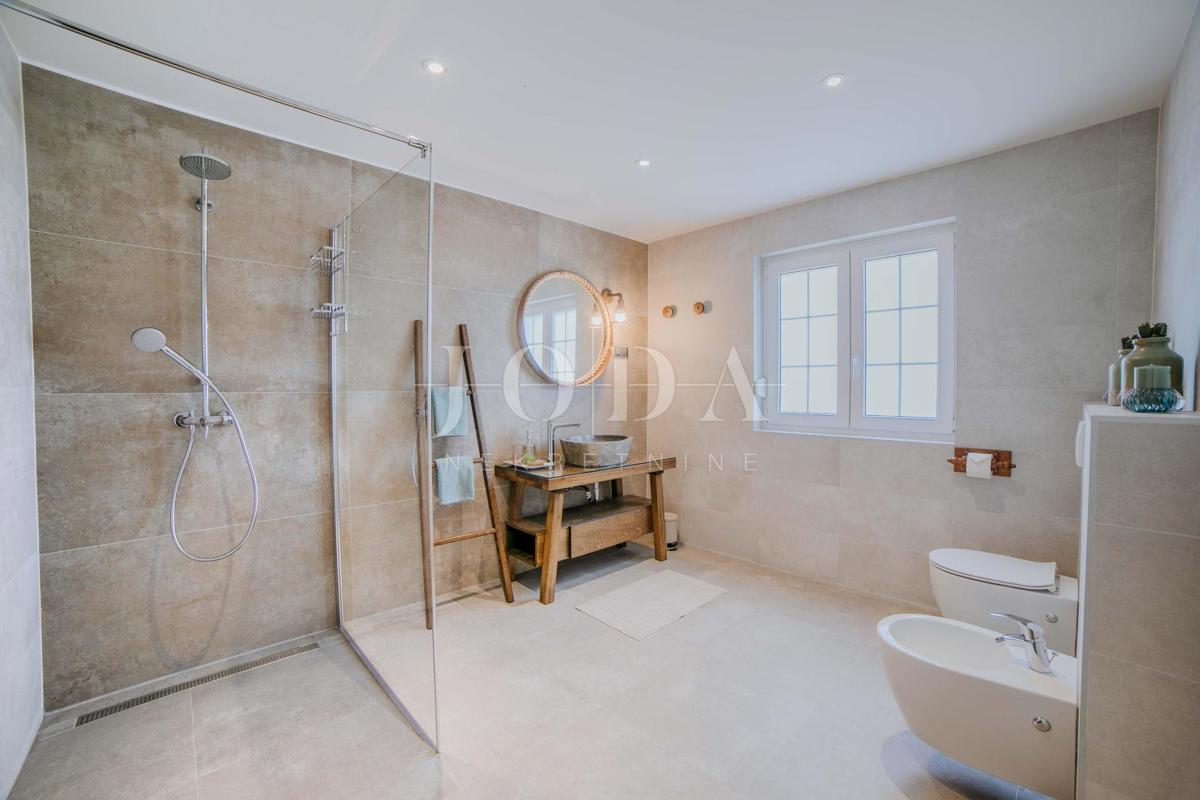 Hiša na odlični lokaciji le 50 m od morja - zaliv Soline